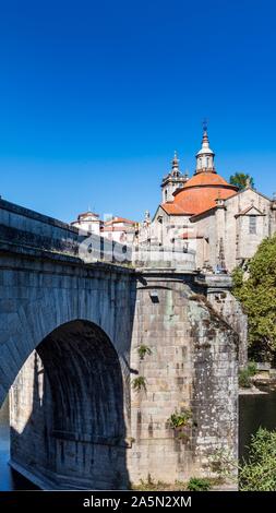 Blick auf Sao Goncalo Kirche aus der ganzen Tamega Fluss in Amarante, Portugal. Stockfoto