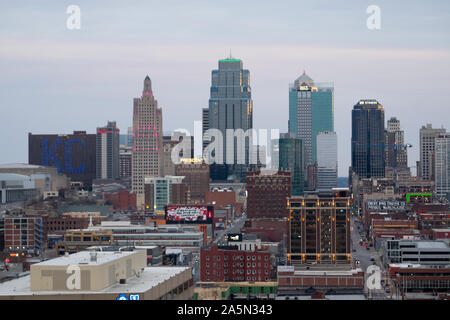 Ein engerer Telefoto-Blick auf die beleuchtete Skyline von Kansas City in der Abenddämmerung mit dem berühmten KC-Schild unten. Stockfoto