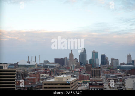 Die Skyline der Innenstadt von Kansas City, Missouri, lässt sich in den kühlen Blautönen der Abenddämmerung in diesem atemberaubenden Blick auf die Stadt nieder. Stockfoto