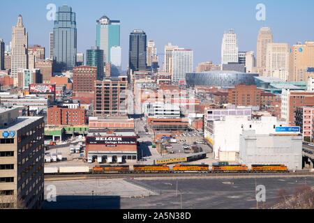 Kansas City, Missouri Skyline mit Güterzug Stockfoto