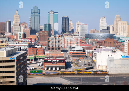 Kansas City, Missouri Skyline mit Güterzug Stockfoto