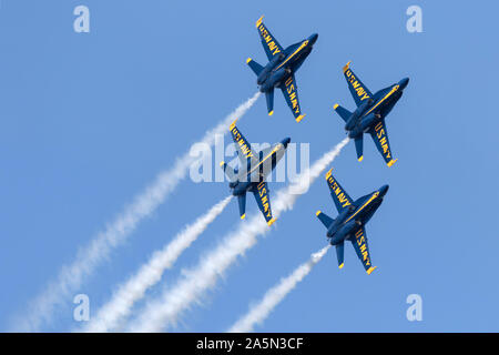 Blue Angels F-18 Hornissen in Diamond formation während einer 2019 San Francisco Fleet Week Flugvorführung. Stockfoto