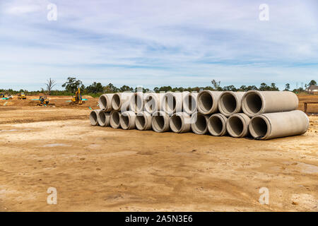 Betonfertigteile Ablassrohre auf Baustelle für neue Home Entwicklung gestapelt Stockfoto