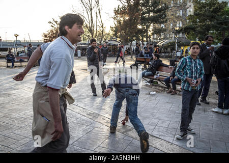 Belgrad, SERBIEN - April 2, 2016: Flüchtlinge, vor allem Männer aus Syrien und Afghanistan, Entspannen und Spielen in einem Park in Belgrad, die im Transit auf t Stockfoto