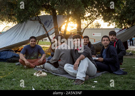 Belgrad, SERBIEN - 16. APRIL 2016: Flüchtlinge, Männer aus Syrien und Afghanistan, Sitzen und posiert in einem Park in Belgrad in der Dämmerung, in Transit Richtung Stockfoto