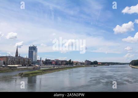 OSIJEK, KROATIEN - Juni 6, 2016: Panorama und Skyline von Osijek von Drau mit Wolkenkratzern und die Kathedrale der Stadt. Osijek ist eine größere Stadt o Stockfoto