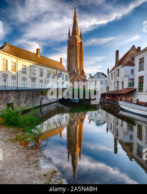 Ruhige Szene in Brügge mit der Kirche der Muttergottes spiegelt sich in den Kanal, Brügge, Belgien Stockfoto