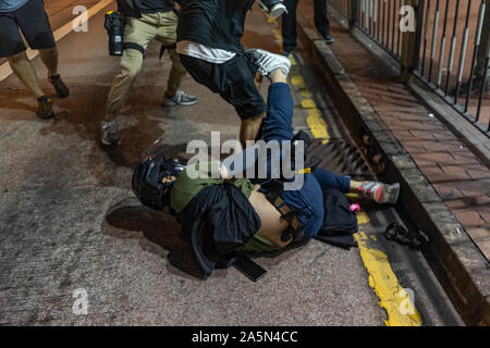 Hongkong, China. Okt, 2019 21. Ein demonstrant wird von der Polizei während der Demonstration festgenommen. Drei Monate nach dem "Yuen Long Railway Riot', Demonstranten um in Yuen Long versammelten ihre Wut auf die Polizei zum Ausdruck zu bringen. Die Demonstranten in Rechnung, dass die Polizei die Verantwortung für die Bewohner Sicherheit tragen sollten. Es dauerte 4 Stunden insgesamt für die Bereitschaftspolizei alle Demonstranten auf der Straße zu verteilen. Credit: SOPA Images Limited/Alamy leben Nachrichten Stockfoto