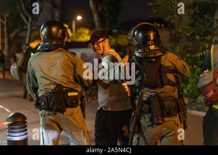 Hongkong, China. Okt, 2019 21. Ein Bewohner wird durch die Polizei während der Demonstration festgenommen. Drei Monate nach dem "Yuen Long Railway Riot', Demonstranten um in Yuen Long versammelten ihre Wut auf die Polizei zum Ausdruck zu bringen. Die Demonstranten in Rechnung, dass die Polizei die Verantwortung für die Bewohner Sicherheit tragen sollten. Es dauerte 4 Stunden insgesamt für die Bereitschaftspolizei alle Demonstranten auf der Straße zu verteilen. Credit: SOPA Images Limited/Alamy leben Nachrichten Stockfoto