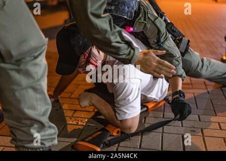 Hongkong, China. Okt, 2019 21. Ein Bewohner wird durch die Polizei während der Demonstration festgenommen. Drei Monate nach der 'Yuen Long Railway Riot', Demonstranten um in Yuen Long versammelten ihre Wut auf die Polizei zum Ausdruck zu bringen. Die Demonstranten in Rechnung, dass die Polizei die Verantwortung für die Bewohner Sicherheit tragen sollten. Es dauerte 4 Stunden insgesamt für die Bereitschaftspolizei alle Demonstranten auf der Straße zu verteilen. Credit: SOPA Images Limited/Alamy leben Nachrichten Stockfoto