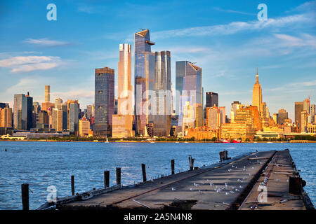 Blick auf Midtown Manhattan von Weehawken mit einem verlassenen Pier im Vordergrund, New Jersey, USA Stockfoto