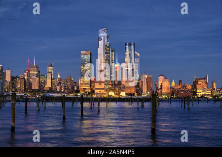 Gebäude von Midtown Manhattan bei Nacht beleuchtet bei Betrachtung von Weehawken, New Jersey Stockfoto