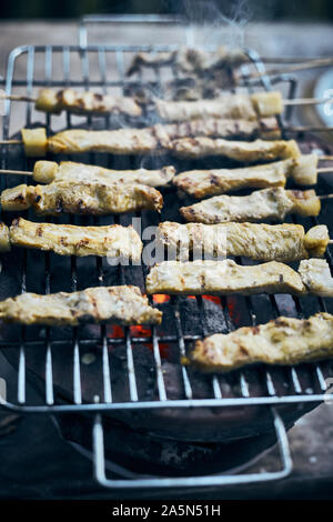 Schwein satay Grillen auf einem Herd. Stockfoto