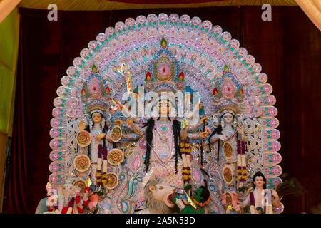 Eine Ansicht von Durga Puja Pandal Idiol Innen Stockfoto