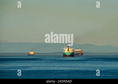 Victoria, British Columbia, Kanada. Drei Schiffe Verlassen des Hafens und der Position auf der Straße von Juan de Fuca. Stockfoto