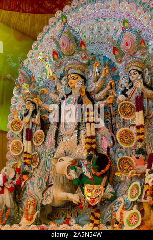 Eine Ansicht von Durga Puja Pandal Idiol Innen Stockfoto