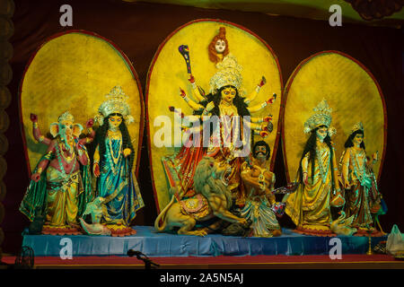 Eine Ansicht von Durga Puja Pandal Idiol Innen Stockfoto