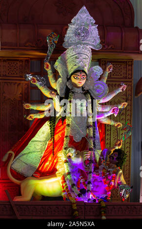 Eine Ansicht von Durga Puja Pandal Idiol Innen Stockfoto