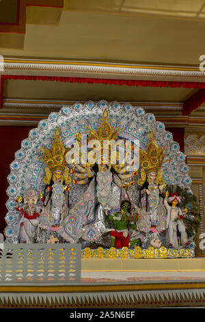 Eine Ansicht von Durga Puja Pandal Idiol Innen Stockfoto