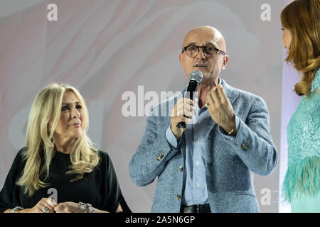 Neapel, Italien. Okt, 2019 20. Der Direktor der Chi Alfonso Signorini super-Host an den berühmtesten Hochzeitsmesse in Neapel auf der Mostra d'Oltremare. (Foto von Sonia Brandolone/Pacific Press) Quelle: Pacific Press Agency/Alamy leben Nachrichten Stockfoto