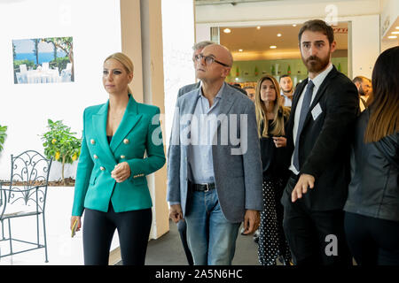 Neapel, Italien. Okt, 2019 20. Der Direktor der Chi Alfonso Signorini super-Host an den berühmtesten Hochzeitsmesse in Neapel auf der Mostra d'Oltremare. (Foto von Sonia Brandolone/Pacific Press) Quelle: Pacific Press Agency/Alamy leben Nachrichten Stockfoto