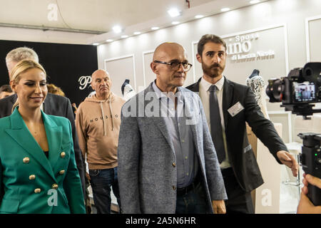 Neapel, Italien. Okt, 2019 20. Der Direktor der Chi Alfonso Signorini super-Host an den berühmtesten Hochzeitsmesse in Neapel auf der Mostra d'Oltremare. (Foto von Sonia Brandolone/Pacific Press) Quelle: Pacific Press Agency/Alamy leben Nachrichten Stockfoto