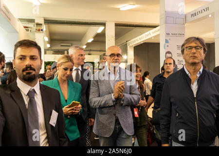 Neapel, Italien. Okt, 2019 20. Der Direktor der Chi Alfonso Signorini super-Host an den berühmtesten Hochzeitsmesse in Neapel auf der Mostra d'Oltremare. (Foto von Sonia Brandolone/Pacific Press) Quelle: Pacific Press Agency/Alamy leben Nachrichten Stockfoto