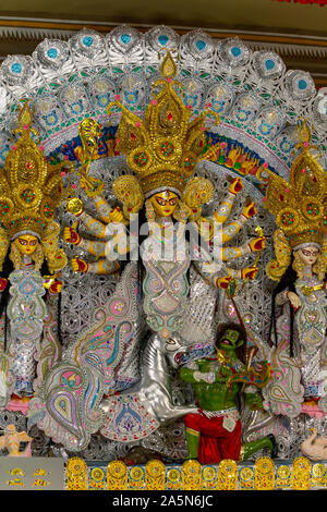 Eine Ansicht von Durga Puja Pandal Idiol Innen Stockfoto