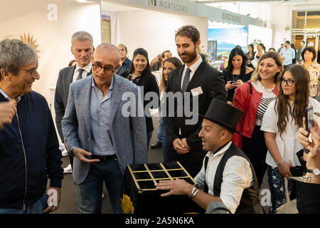 Neapel, Italien. Okt, 2019 20. Der Direktor der Chi Alfonso Signorini super-Host an den berühmtesten Hochzeitsmesse in Neapel auf der Mostra d'Oltremare. (Foto von Sonia Brandolone/Pacific Press) Quelle: Pacific Press Agency/Alamy leben Nachrichten Stockfoto