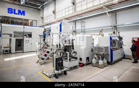 02. Oktober 2019, Schleswig-Holstein, Lübeck: Techniker von SLM Solutions Group arbeiten an Metall Verarbeitung 3D-Drucker in der Werkstatt. Nach einem Wechsel an der Spitze des Unternehmens, SLM will wieder auf Erfolgskurs zu bringen. Foto: Axel Heimken/dpa Stockfoto