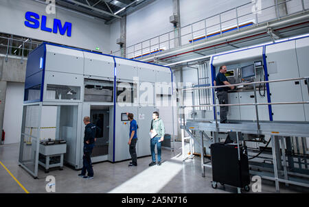 02. Oktober 2019, Schleswig-Holstein, Lübeck: Techniker von SLM Solutions Group arbeiten an Metall Verarbeitung 3D-Drucker in der Werkstatt. Nach einem Wechsel an der Spitze des Unternehmens, SLM will wieder auf Erfolgskurs zu bringen. Foto: Axel Heimken/dpa Stockfoto