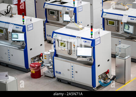 02. Oktober 2019, Schleswig-Holstein, Lübeck: 3D-Drucker sind in der Werkstatt des SLM Solutions Group. Nach einem Wechsel an der Spitze des Unternehmens, SLM will wieder auf Erfolgskurs zu bringen. Foto: Axel Heimken/dpa Stockfoto