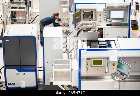 02. Oktober 2019, Schleswig-Holstein, Lübeck: Techniker von SLM Solutions Group arbeiten an Metall Verarbeitung 3D-Drucker in der Werkstatt. Nach einem Wechsel an der Spitze des Unternehmens, SLM will wieder auf Erfolgskurs zu bringen. Foto: Axel Heimken/dpa Stockfoto