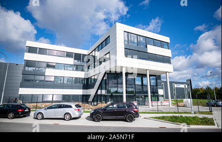 02. Oktober 2019, Schleswig-Holstein, Lübeck: Die fabrikgebäude der 3D Drucker Hersteller SLM Solutions Group. Nach einem Wechsel an der Spitze des Unternehmens, SLM will wieder auf Erfolgskurs zu bringen. Foto: Axel Heimken/dpa Stockfoto