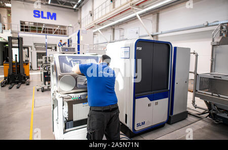 02. Oktober 2019, Schleswig-Holstein, Lübeck: Techniker von SLM Solutions Group arbeiten an Metall Verarbeitung 3D-Drucker in der Werkstatt. Nach einem Wechsel an der Spitze des Unternehmens, SLM will wieder auf Erfolgskurs zu bringen. Foto: Axel Heimken/dpa Stockfoto