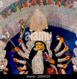 Eine Ansicht von Durga Puja Pandal Idiol Innen Stockfoto