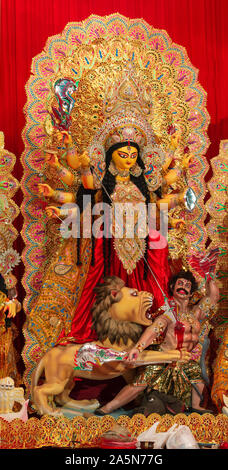 Eine Ansicht von Durga Puja Pandal Idiol Innen Stockfoto
