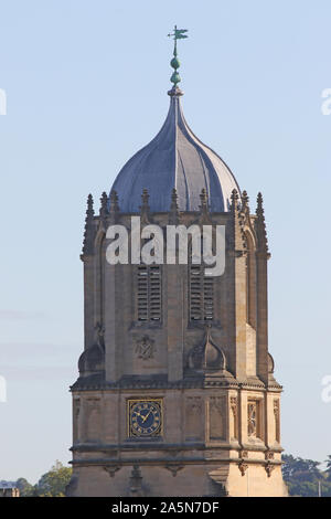 Der Glockenturm namens Tom Tower am Eingang zu Christ Church College in Oxford gesehen Vom Westgate die Uhr läuft immer 5 Minuten langsam = Oxford Zeit Stockfoto