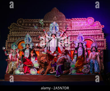 Eine Ansicht von Durga Puja Pandal Idiol Innen Stockfoto