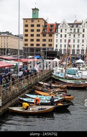 Torgdagen (Markttag) 2019, Bergen, Norwegen. An einem regnerischen Tag... Stockfoto