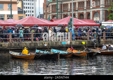 Torgdagen (Markttag) 2019, Bergen, Norwegen. An einem regnerischen Tag... Stockfoto