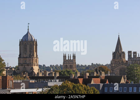 Der Glockenturm namens Tom Tower am Eingang zu Christ Church College in Oxford gesehen Vom Westgate Die Uhr läuft immer 5 Minuten langsam = Oxford Zeit Stockfoto