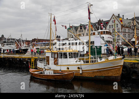 Torgdagen (Markttag) 2019, Bergen, Norwegen. An einem regnerischen Tag... Stockfoto