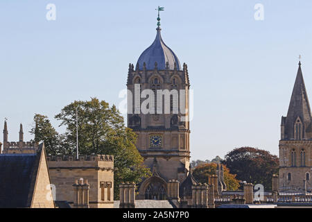 Der Glockenturm namens Tom Tower am Eingang zu Christ Church College in Oxford, vom Westgate gesehen. Die Uhr läuft immer 5 Minuten langsam Stockfoto