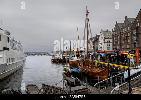 Torgdagen (Markttag) 2019, Bergen, Norwegen. An einem regnerischen Tag... Stockfoto