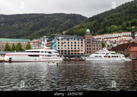 Die superyachten Für Immer ein und Träumen in den Hafen von Bergen, Norwegen Stockfoto