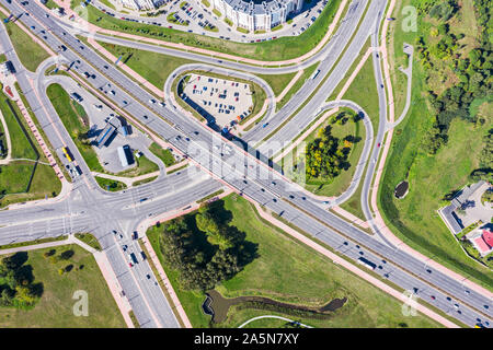 Luftbild der Stadt Autobahn Kreuzung von oben mit dem Auto Verkehr Stockfoto