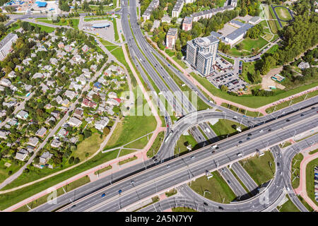Stadtbild Antenne oben Kreisverkehr Kreuzung Verkehr während der sonnigen Tag. Minsk, Weißrussland Stockfoto