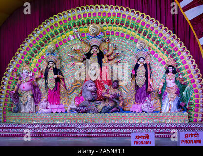 Eine Ansicht von Durga Puja Pandal Idiol Innen Stockfoto