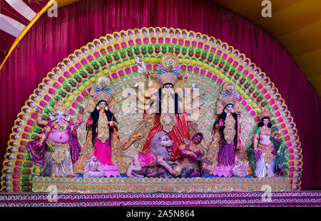 Eine Ansicht von Durga Puja Pandal Idiol Innen Stockfoto